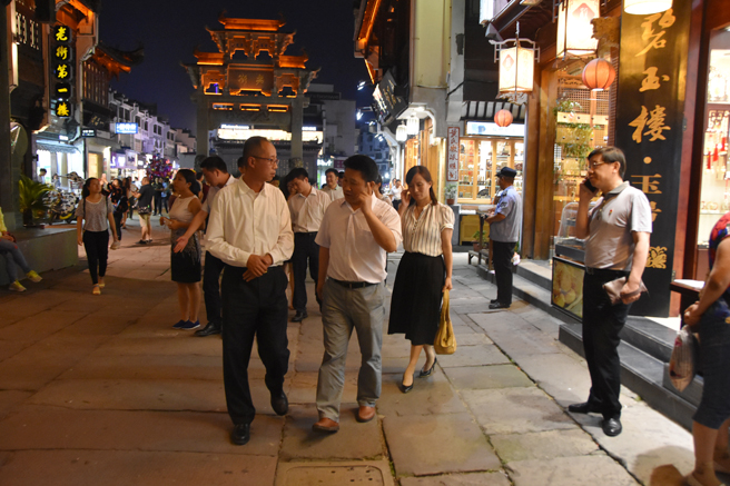 復(fù)星旅游商業(yè)集團總經(jīng)理黃旼宇屯溪老街投資考察